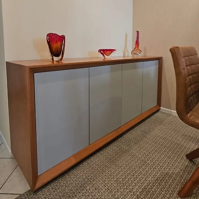 Aparador cinza com vasos