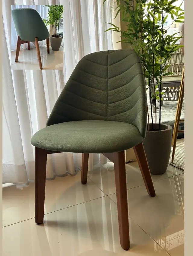 Cadeira verde estofada
