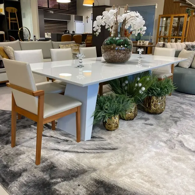 Mesa branca com orquídeas