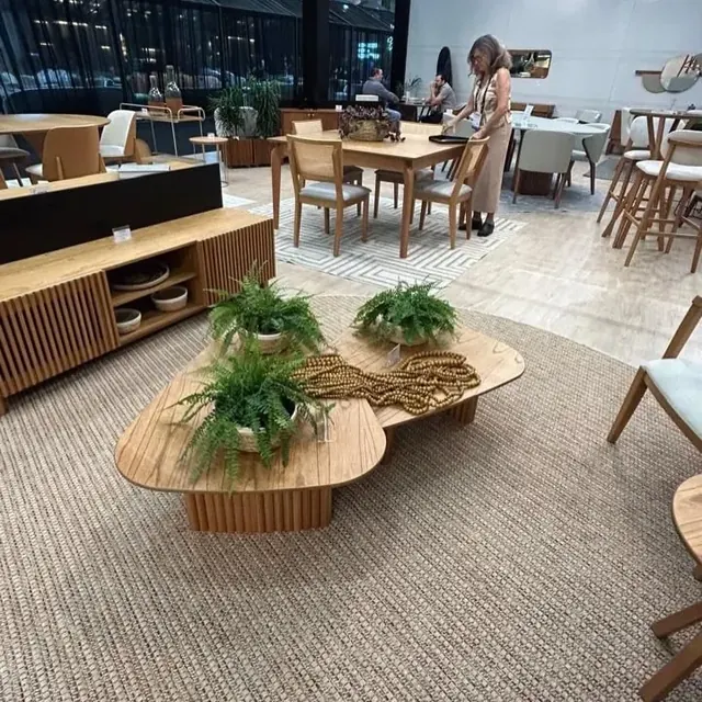 Mesa de centro com folhagem
