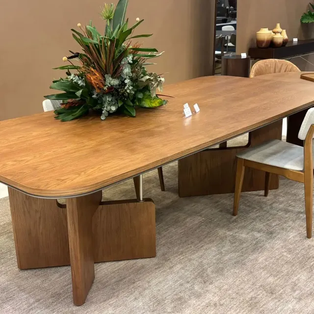 Mesa oval de madeira