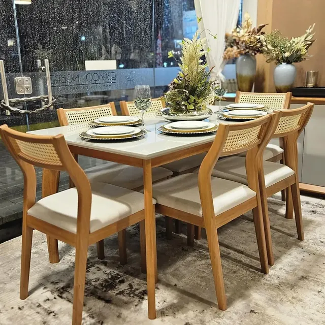 Mesa de jantar com cadeiras de palhinha posta para refeição