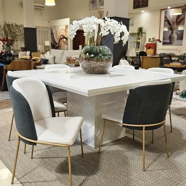 Mesa quadrada branca com cadeiras estofadas