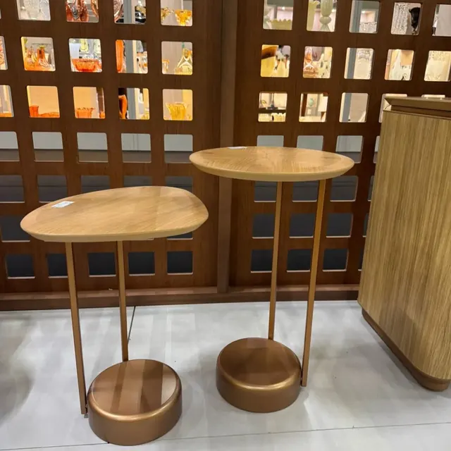 Mesas de apoio em cobre