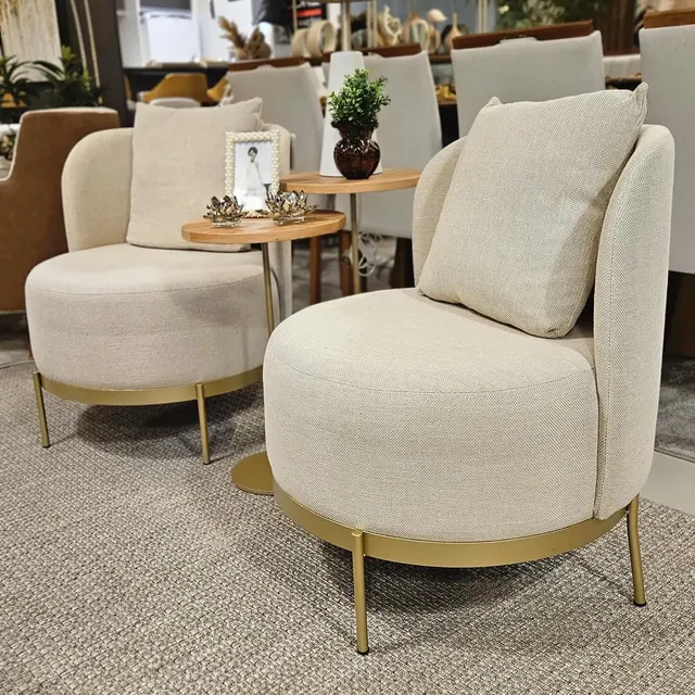 Par de poltronas em bouclê off-white com base dourada