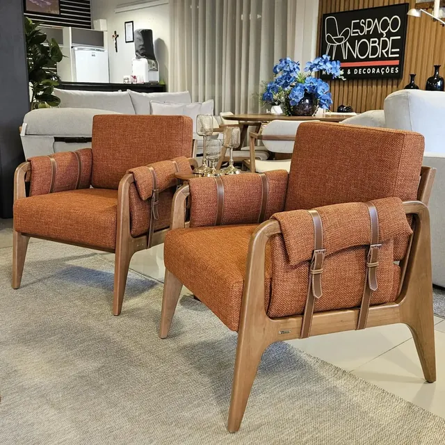 Poltronas com detalhe de fivela