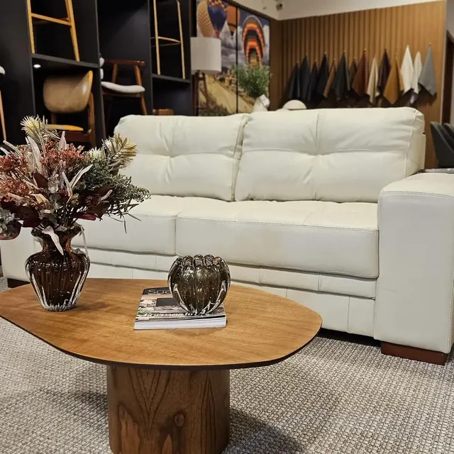 Sala com sofá claro