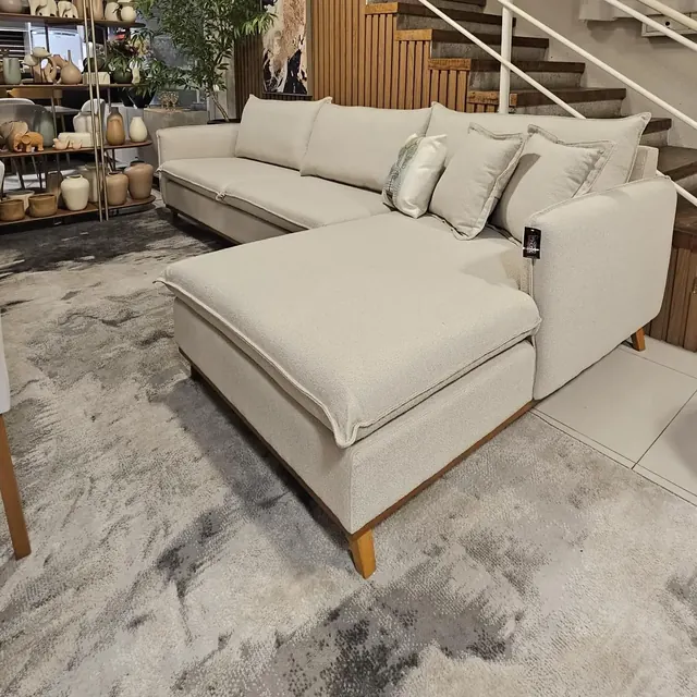 Sofá com chaise em linho off-white