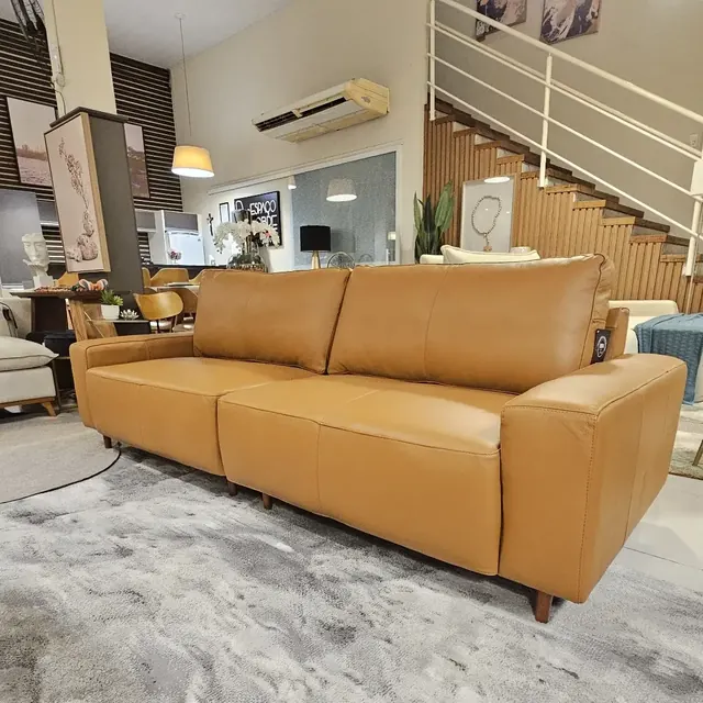 Sofá de couro caramelo no showroom