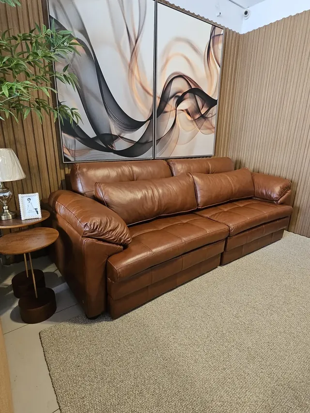 Sofá de couro legítimo conhaque no showroom