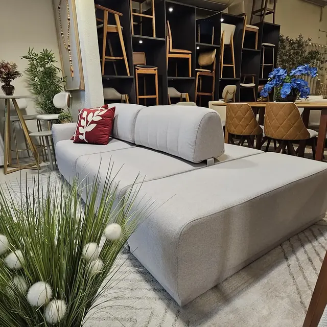 Sofá modular cinza com almofadas