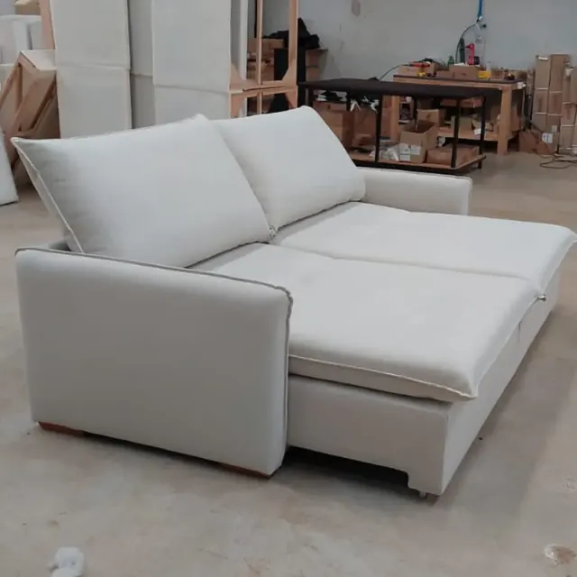 Sofá retrátil claro com assento avançado